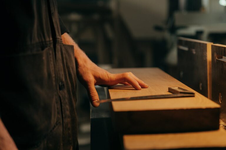 Lee más sobre el artículo Descubre la belleza de la carpintería artesanal de madera